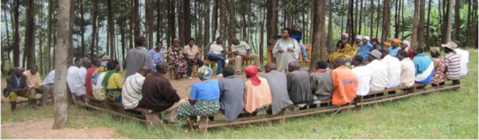 séance de thérapie sociale animée par Médiatrice avec les survivants et ex-prisonniers du génocide - AMI - Rwanda
