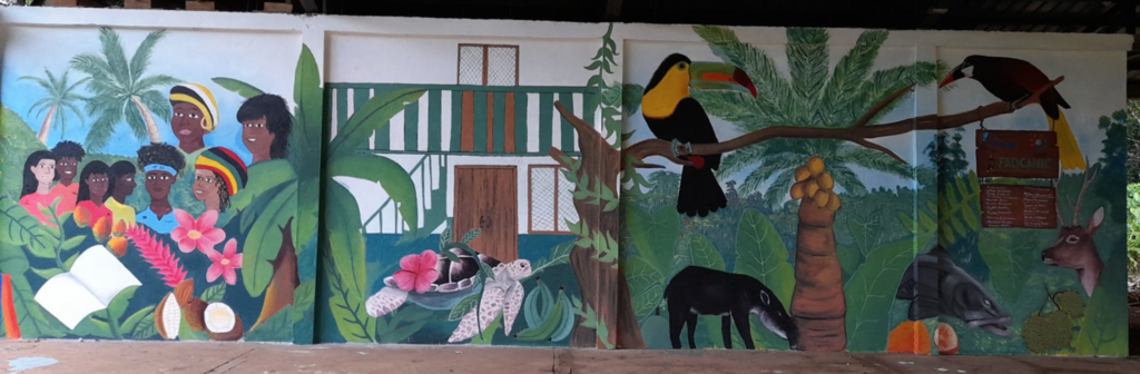 Une fresque murale qui représente la diversité ethnique et la relation avec l'environnement et les ressources naturelles 🎨🖌️