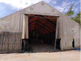 Tente sous laquelle les client·e·s et leur proche aidant·e·s dorment lors de leur traitement à l’hôpital de Lacor, le 20 mars 2021