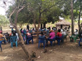 Une séance d'information avec les membres de la communauté pour discuter des différentes problématiques psycho-sociales rencontrées par les habitants d'un village, le 29 mars 2021.